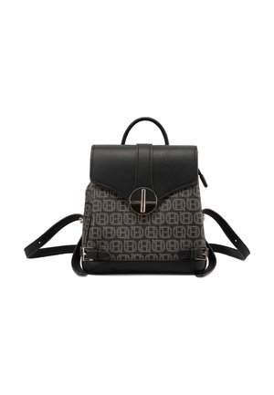 Zaino quadrato piccolo con patta in pelle nera, corpo in tessuto marrone a motivo, manico superiore, spallacci regolabili e chiusura con fermaglio rotondo in oro.