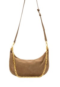 Brun mocka handväska med en kurvad form, som har en guldkedjeslinga och dragkedjestängning, utformad för axel- eller crossbody-bärande.