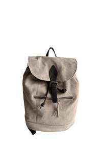 Béžový semišový batoh s kulatou klopou, černými koženými detaily, nastavitelným stahovacím uzávěrem a přední kapsou na zip.