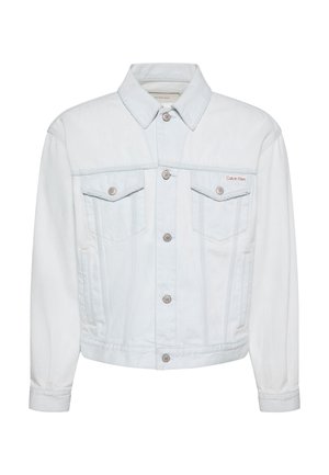 Chaqueta de mezclilla blanca con bolsillos con solapa en el pecho, cierre frontal con botones, cuello y pequeño logo de Calvin Klein en el bolsillo izquierdo del pecho.