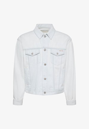 Biała kurtka jeansowa z kieszeniami na klapie na piersi, zapięciem na guziki z przodu, kołnierzem i małym logo Calvin Klein na lewej kieszeni na piersi.