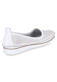 Scarpe slip-on in pelle bianca forata con punta rotonda, cuciture decorative e suola in gomma. Design leggero e casual.
