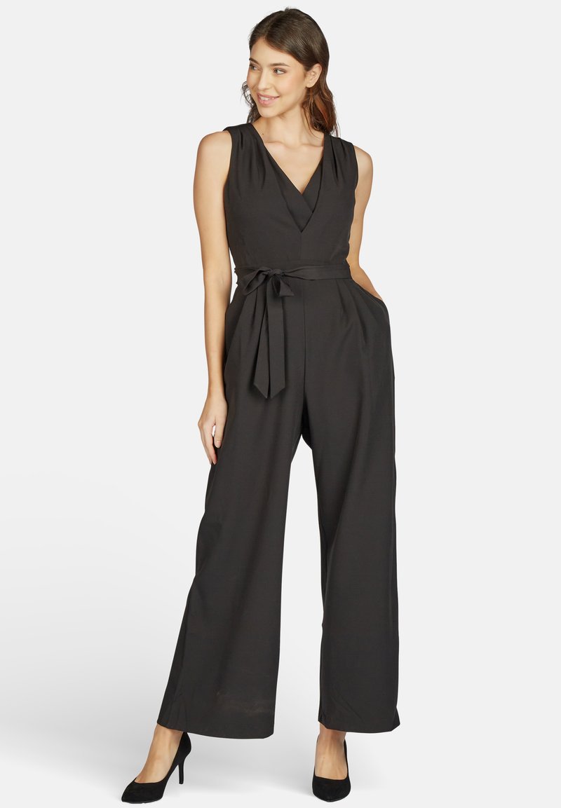 Schwarzer Jumpsuit mit tiefem V-Ausschnitt, ärmellosem Design, tailliertem Schnitt und weit geschnittenen Beinen. Glattes Material und seitliche Taschen.