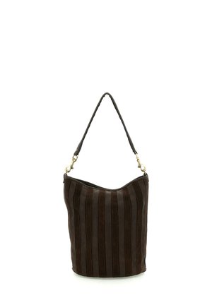 Borsa a secchiello in pelle marrone scuro a righe verticali con tracolla singola e chiusure metalliche color oro.