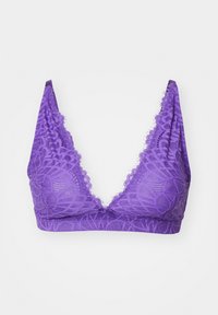 Ljubičasti čipkasti grudnjak s trokutastim oblikom, s detaljnim cvjetnim uzorcima i valovitim rubom na čašicama i trakama.