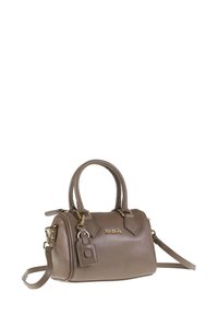 Borsa a tracolla in pelle marrone con texture, manici superiori doppi, tracolla removibile, hardware dorato e un'etichetta decorativa per bagagli.