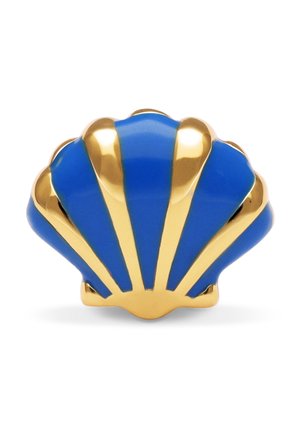 Blå og guldfarvet emalje-pin formet som en muslingeskal med en skinnende metalfinish på en hvid baggrund.