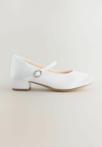 Biały satynowy but typu Mary Jane z zaokrąglonym noskiem, niewielkim obcasem typu słupek i dekoracyjnym paskiem z srebrnym akcentem. Gładka tekstura i prosty design.
