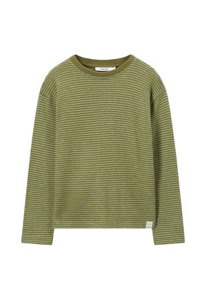 Pull en maille à manches longues de couleur vert olive avec de fines rayures horizontales blanches et un col rond.
