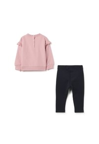 Roze sweatshirt met ruches aan de mouwen en knopen op de rug, gecombineerd met marineblauwe legging. Beide gemaakt van zachte, rekbare stof.