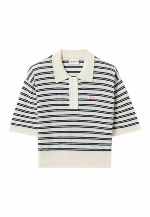 Polo a rayas en azul marino y crema con una tapeta de botones, mangas cortas y un parche con el logo en el pecho. Textura de tela suave.