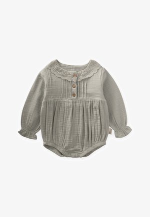 Siv otroški pajac iz muslina z dolgimi rokavi, ovratnikom iz čipke z valovito obrobo in lesenimi gumbi. Ima nabran korzet in elastične manšete.