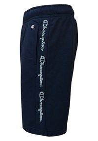 Pantaloni corti in cotone blu navy con vita elasticizzata, tasche laterali e logo "Champion" verticale in bianco a contrasto sui lati.