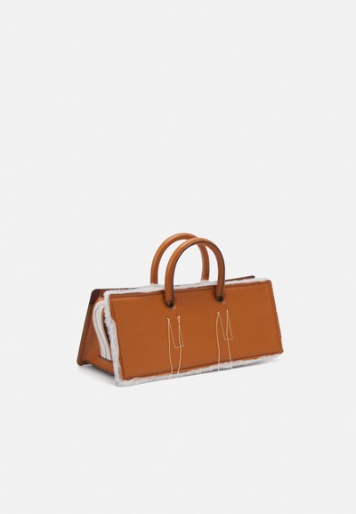 Rjava usnjena torba s dvema okroglima ročajema, pravokotne oblike, z belimi puhastimi poudarki vzdolž robov. Ima vidne podrobnosti šivanja.