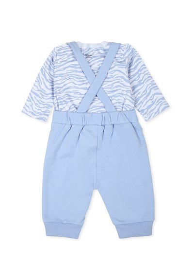 Haut à manches longues bleu avec un motif de zèbre blanc, associé à un pantalon bleu clair avec des bretelles réglables, des poignets élastiques et des plis avant sur mesure.