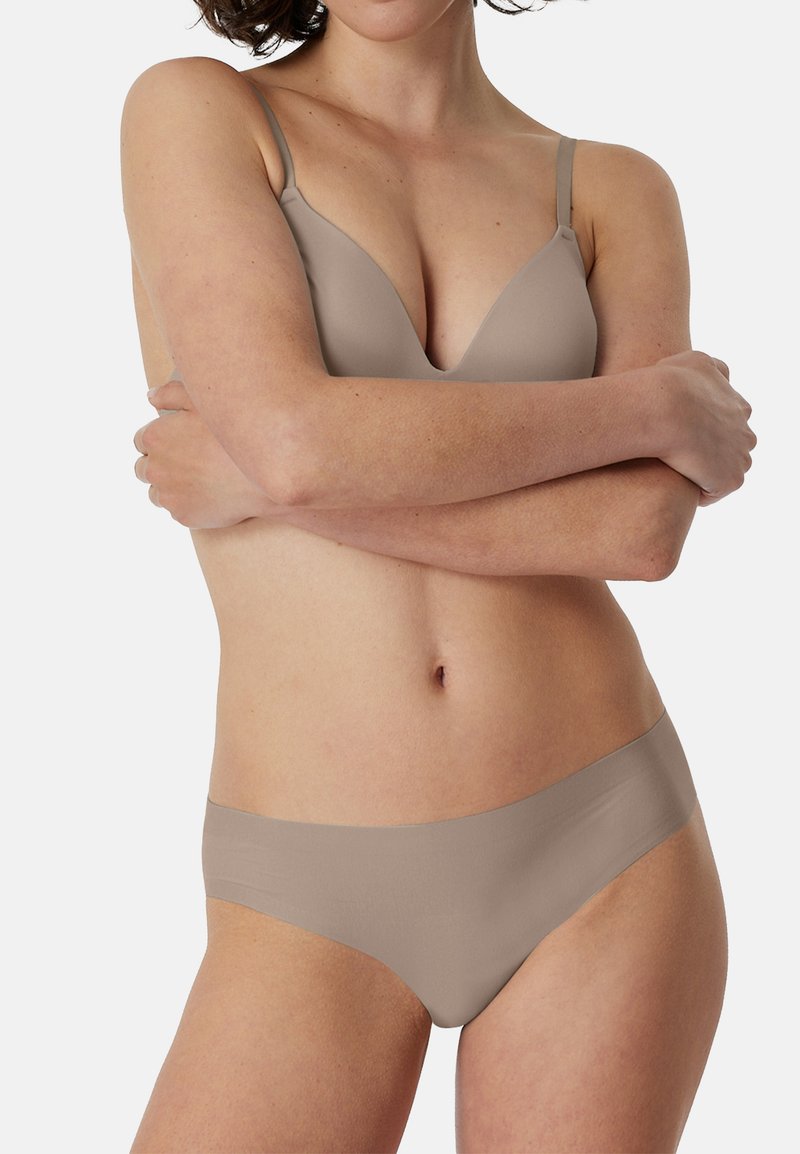 BH- und Slips-Set in einem hellbraunen Farbton, mit glatter Textur, verstellbaren Trägern und einem schlichten Design.