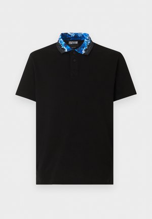 Polo negro de manga corta con dos botones y un cuello de Versace Jeans Couture azul con estampado.