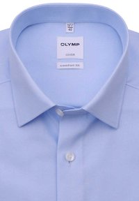 Helles blaues Hemd für Männer mit Spread-Kragen, durchgängiger Knopfleiste und Etiketten mit "OLYMP Luxor Comfort Fit" und Größe 15 1/4 - 40.
