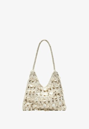 Beige hæklet skuldertaske dekoreret med runde hvide skallerperler, med et enkelt loop-håndtag og et åbent vævet design.