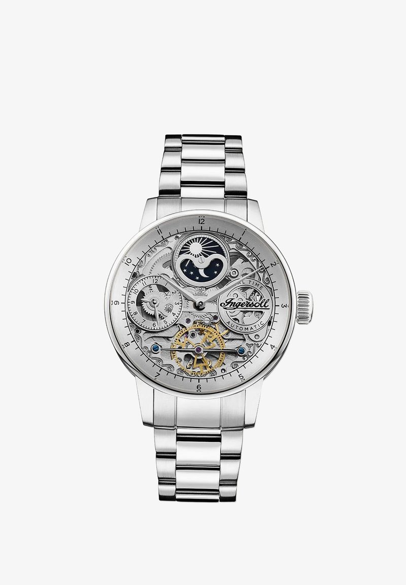 Roestvrijstalen automatische horloge met een transparante wijzerplaat, zichtbare tandwielen, gouden accenten en een maanfase-indicator tegen een zilveren achtergrond.