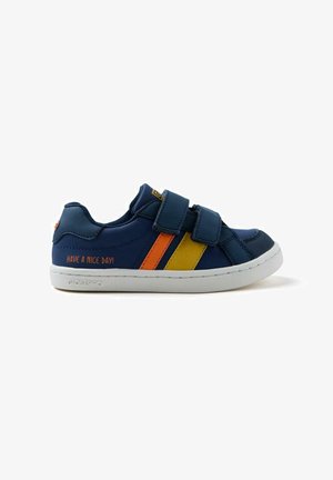 Baskets bleu marine avec deux bandes Velcro, ornées de rayures orange et jaunes, semelle blanche et texte "BONNE JOURNÉE !" sur le côté.