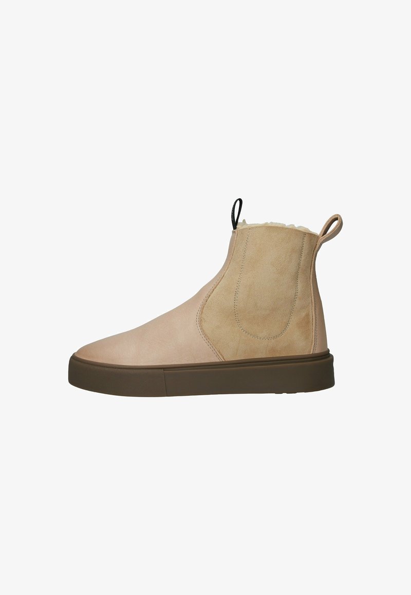 Botas tobilleras de color beige claro, hechas de cuero liso y ante, con una suela marrón, puntera redondeada y una lengüeta en la parte posterior.