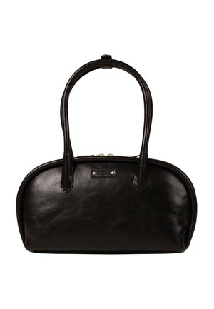 Čierna kožená kabelka s zaoblenými hornými rohmi, dvoma rúčkami a malou kovovou značkovou tabuľkou uprostred prednej strany.