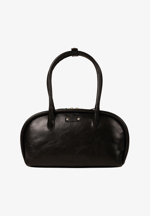 Sac à main en cuir noir avec des bords supérieurs arrondis, deux poignées et une petite plaque métallique logo au centre devant.