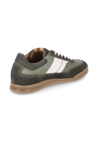 Zielone zamszowe sneakersy z białymi akcentami, zapinane na sznurówki, z gumową podeszwą i wyściełanym kołnierzem. Z tyłu znajduje się detal z logo. Teksturowane wstawki zwiększają przyczepność.