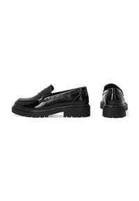 Schwarze Lackleder-Loafers mit einer dicken Gummisohle, die ein gesticktes Frontdesign und einen niedrigen Fersenbereich aufweisen. Glatte Textur, minimale Akzente.