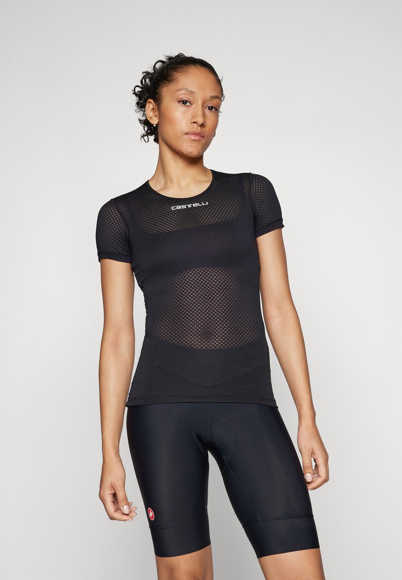 Svart mesh t-skjorte med korte ermer og en tettsittende design som har rund hals, med logo. Kombinert med svarte sykkelshorts.