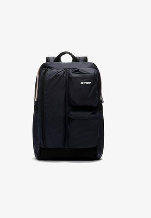 Zaino blu navy con molte tasche con zip, spallacci imbottiti e maniglia superiore. Realizzato in materiale resistente e impermeabile. Presenta il logo K-WAY.