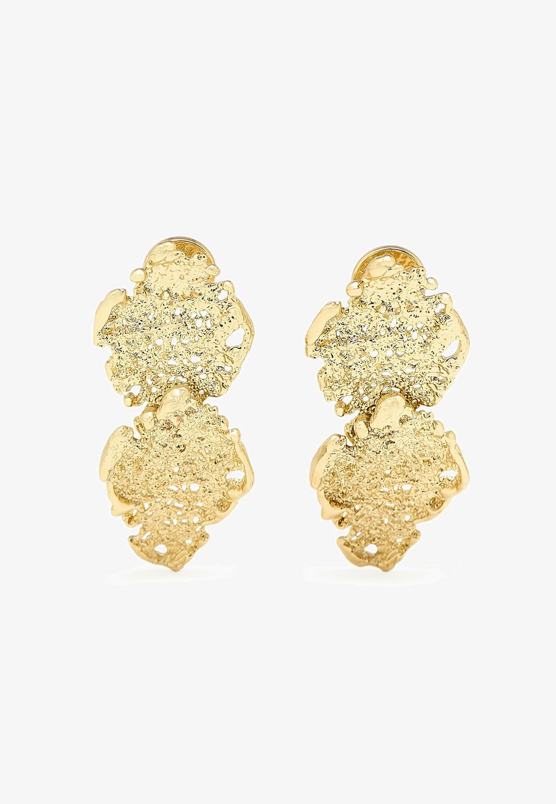 Ohrringe mit goldfarbenem Finish, bestehend aus zwei texturierten Scheiben, die unregelmäßige, organische Oberflächen und durchbrochene Details aufweisen.