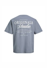 Ανοιχτό γκρι βαμβακερό T-shirt με άνετη εφαρμογή. Διαθέτει λευκό τυπωμένο κείμενο στην πλάτη, που περιγράφει πληροφορίες για τη μάρκα και την τοποθεσία. Κοντά μανίκια.