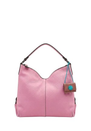 Borsa morbida in pelle rosa con manico singolo e piccola tasca marrone attaccata con un laccio blu sul lato destro.