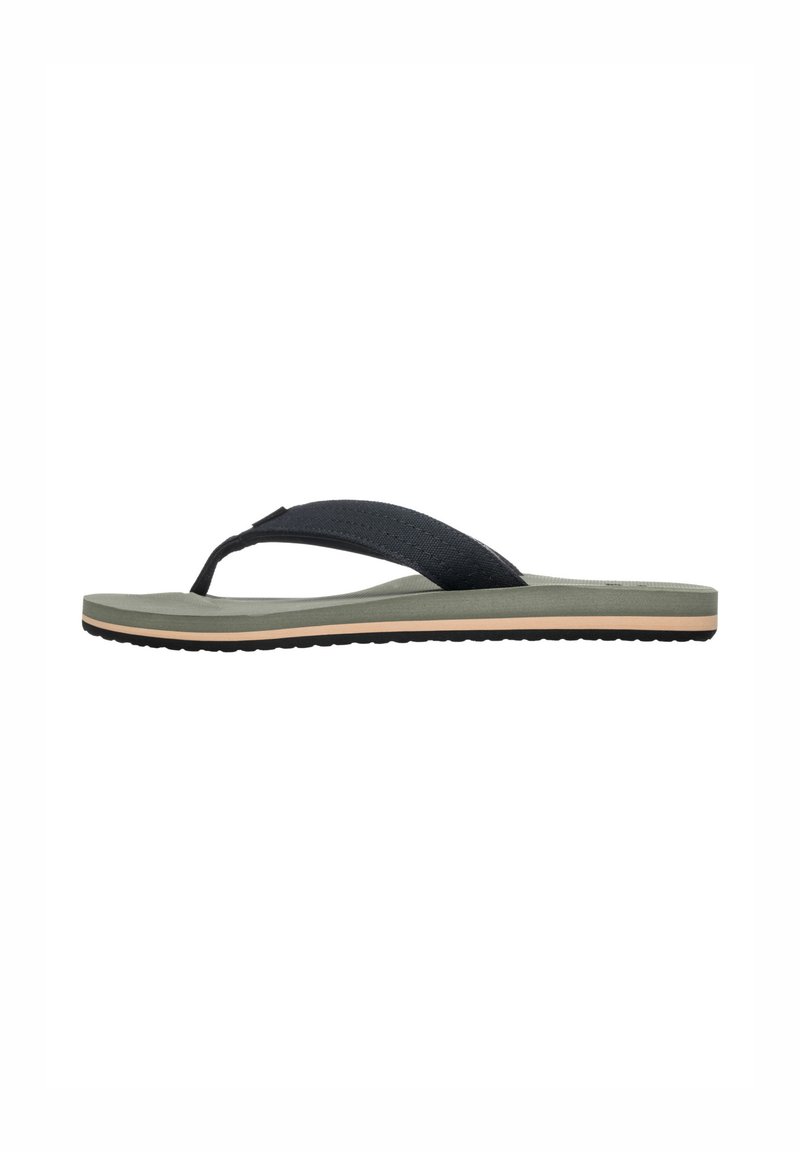 Svart flip-flop sandal med en texturerad rem och en grön sula, med en smal profil och en kontrasterande ljusbeige accent längs kanten.