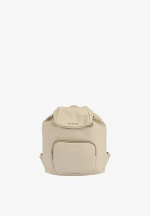 Mochila beige hecha de material liso y duradero. Cuenta con un bolsillo frontal con cierre de cremallera y una solapa redondeada en la parte superior. Diseño minimalista.