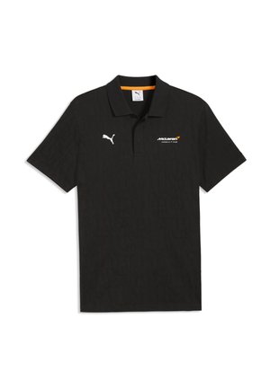 Camisa polo negra con el logo de Puma en el pecho derecho y el logo del equipo McLaren de Fórmula 1 en el pecho izquierdo, con un cuello de dos botones.