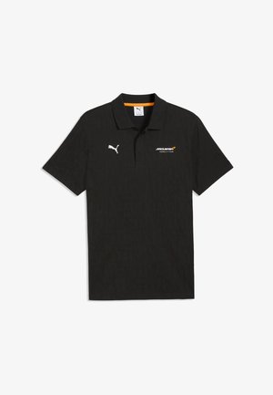 Camisa polo negra con el logo de Puma en el pecho derecho y el logo del equipo McLaren de Fórmula 1 en el pecho izquierdo, con un cuello de dos botones.