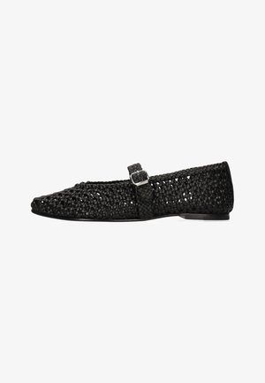 Zapato plano de cuero tejido negro con una sola correa y hebilla plateada, tacón bajo y diseño de punta picuda.