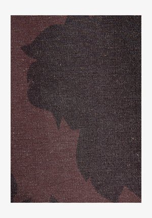 Material textil cu o bază de culoare brun închis, având un model floral subtil în nuanțe mai întunecate. Textură netedă cu o țesătură fină.