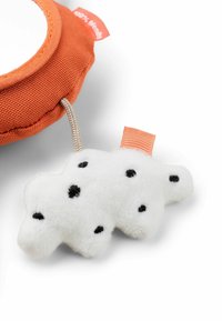 Oranž kangas lemmikloomamänguasi, millel on ümmargune kuju ja pehme valge pilvehaav, millel on mustad täpid. Sisaldab kangast silmust mugavaks käsitsemiseks.