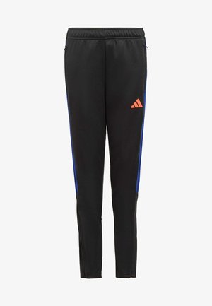 Čierne športové nohavice s elastickým pásom, modrými bočnými pruhmi, vreckami na zips a malým oranžovým logom Adidas na pravej stehne.