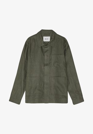 Veste vert olive en tissu texturé, avec un col pointu, une fermeture à boutons et deux poches plaquées à l'avant. Design classique.