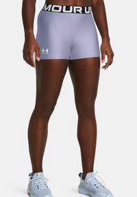 Svijetlo ljubičaste atletske kratke hlače sa širokim crnim pojasom na kojem je natpis "UNDER ARMOUR". Elegantan kroj, glatka tekstura i minimalno označavanje.