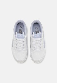 Weiße Sneakers mit einem Lederäußeren, strukturierten Akzenten, Schnürsenkeln und einem lila Innenfutter. Mit einem Logo und einem QR-Code auf der Zunge.