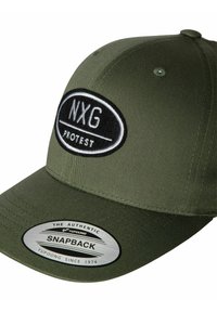 Oliven grøn snapback-hat med et sort og hvidt broderet ovalt mærke, der står "NXG PROTEST", og et rundt sølvmærke med teksten "THE AUTHENTIC SNAPBACK."