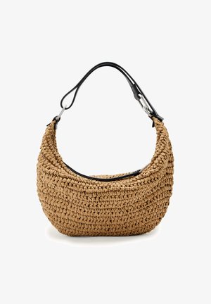 Vævet stråtaske i beige med en buet silhuet, med en sort læderrem og sølvfarvede hardware-detaljer. Tekstureret finish.