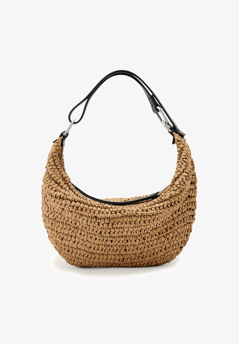 Πλεκτή τσάντα από ψάθα σε μπεζ χρώμα με καμπυλωτή σιλουέτα, με μαύρο δερμάτινο λουράκι και ασημί μεταλλικές λεπτομέρειες. Υφή με ανάγλυφη επιφάνεια.