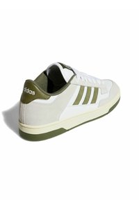 Sneaker bianco con dettagli verde oliva, con tomaia in suede e sintetico, punta tonda e tre strisce laterali. Suola in gomma.